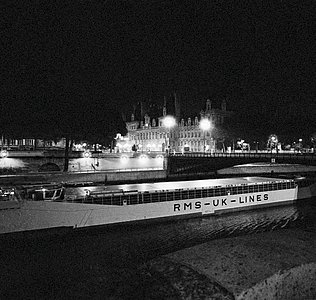 The passage of the first VLT mirror through Paris at night