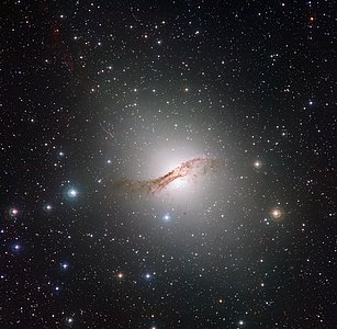 Syvällinen silmäys outoon galaksiin Centaurus A