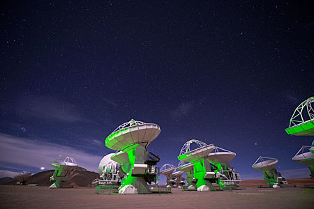 Stillbilde fra IMAX® 3D-filmen 'Hidden Universe': ALMA-antennene