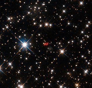 Den fjerne aktive galaksen PKS 1830-211 avbildet med Hubble og ALMA