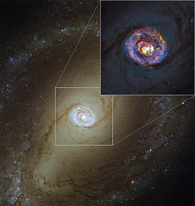 Den nære aktive galaksen NGC 1433 avbildet av ALMA og Hubble