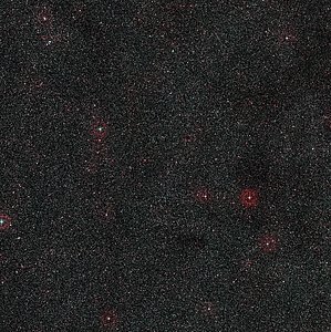Visión de amplio campo de la región del cielo que rodea a la galaxia activa distante PKS 1830-211