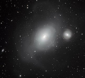 To helt forskjellige naboer: galaksene NGC 1316 og NGC 1317