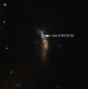Dverggalaksen UGC 5189A der supernovaen SN 2010jl eksploderte (med tekst)