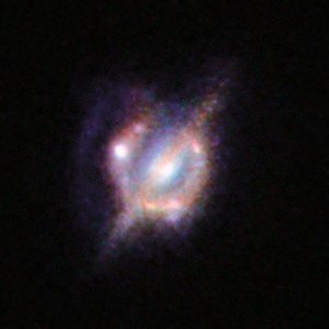 Kolliderende galakser i det fjerne univers sett gjennom et gravitasjonelt forstørrelsesglass
