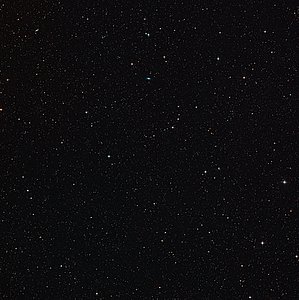 Wide-field view of the sky around the gravitationally lensed galaxy merger H-ATLAS J142935.3-002836