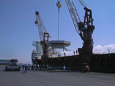 Lifting the 8.2-m VLT Mirror