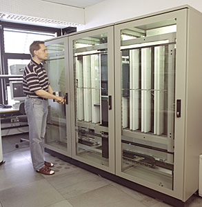 First DVD Storage Robot for the VLT Data Archive