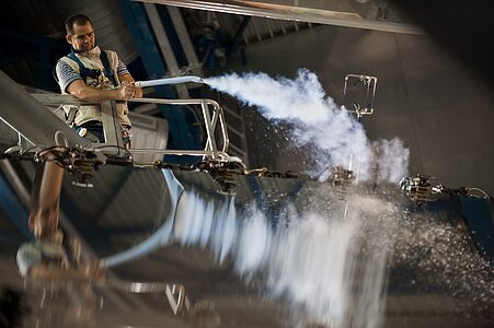 Cleaning mirrors with CO2
