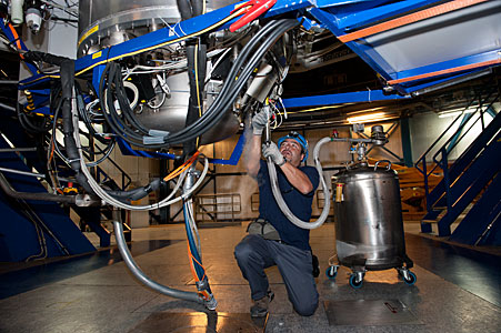 Refilling liquid nitrogen into the X-Shooter