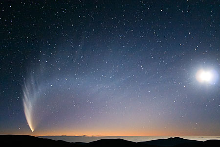 Comet McNaught over the Pacific Ocean