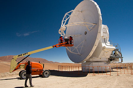 An ALMA antenna on the plateau of Chajnantor