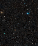 Širokoúhlý pohled na oblast oblohy kolem galaxie NGC 3783