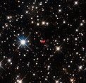 Vzdálená galaxie PKS 1830-211 na složeném snímku z ALMA a HST