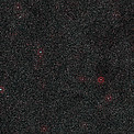 Širokoúhlý pohled na oblohu v okolí vzdálené galaxie PKS 1830-211