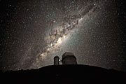 Das galaktische Zentrum mit dem Bulge über dem 3,6-Meter-Teleskop der ESO