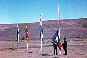 Alzando la bandera chilena durante la inauguración del Observatorio La Silla