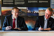 Diretores Gerais do ESO e da ESA assinam acordo de cooperação