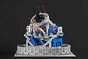 Het LEGO® VLT-model pronkt met zijn laserrichtsysteem