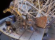 Representação tridimensional do instrumento METIS no interior da cúpula do ELT