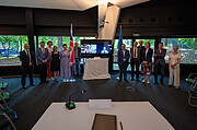 Gruppenfoto anlässlich der Unterzeichnung des Vertrags über den ELT-M5-Inbetriebnahme-Spiegel