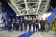 Delegación de ESO e Inria Chile al interior de uno de los telescopios del VLT