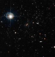 El cúmulo de galaxias MACS J2135-010217 provocando el fenómeno de lente gravitatorio en SMM J2135-0102