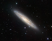 Širokoúhlý pohled na galaxii NGC 253 dalekohledem VST