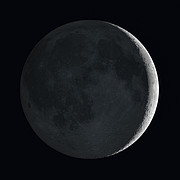 Impresión artística de la Luna mostrando el brillo de la Tierra