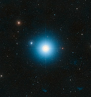 Laajan näkökentän näkymä taivaasta kirkkaan Fomalhaut-tähden ympärillä