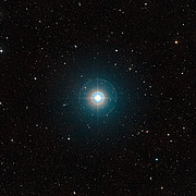 Szerokie pole widzenia wokół gwiazdy macierzystej słynnej egzoplanety Tau Boötis b