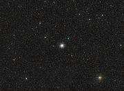 Laajan näkökentän näkymä taivaaseen pallomaisen tähtijoukon NGC 6362 ympärillä
