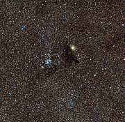Den klare stjernehob NGC 6520 og den mærkeligt formede mørke sky Barnard 86