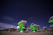 ALMA-antenneja esittävä kuvankaappaus IMAX® 3D -elokuvasta Hidden Universe