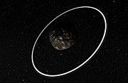 Vue rapprochée d'artiste sur les anneaux qui entourent l'astéroïde Chariklo
