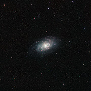Weitwinkelaufnahme der Himmelsregion um Messier 33
