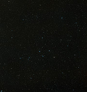 Širokoúhlý záběr galaxie Pavučina (snímek ze Země)