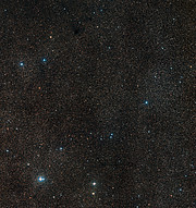 Vidvinkelvy av himlen omkring den planetariska nebulosan Henize 2-428