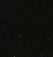 Imagem de grande angular do céu em torno do enxame de galáxias Abell 1689