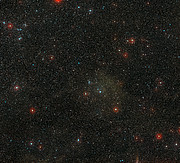 Vidvinkelvy av himlen runt den ljusa stjärnhopen NGC 2367