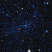 Komposit aus Röntgenaufnahme und Bild im Sichtbaren Licht eines fernen Galaxienhaufens