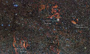 Le ciel qui entoure la région de formation d'étoiles RCW 106 (image annotée)
