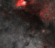 Vidvinkelvy av omgivning runt stjärnhopen Messier 18