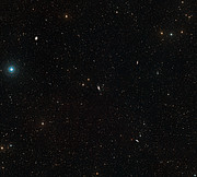 Imagem de grande angular do céu em torno da galáxia em espiral NGC 3981
