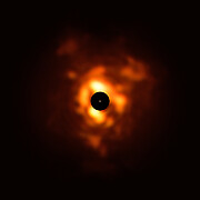 Les panaches de poussière de Bételgeuse observés grâce à l’instrument VISIR