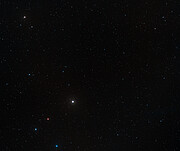 Groothoekopname van het hemelgebied rond quasar P172+18