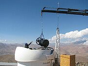 Teleskopkonstruktionen til Test-Bed Telescope 2 bliver hejset ned i kuplen