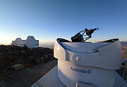 Das Test-Bed Telescope 2 mit weiteren La Silla-Teleskopen im Hintergrund