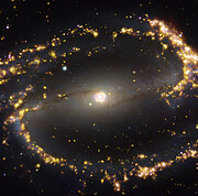NGC 1300 observerad med MUSE på ESO:s VLT i olika våglängder