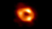 Erstes Bild unseres schwarzen Lochs (mit breiterem Hintergrund)